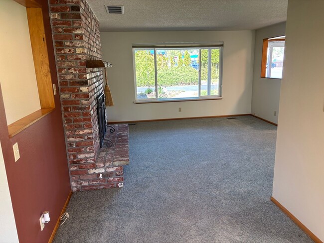 Building Photo - Riverfront home!!!! 3 Bedroom near downtow...