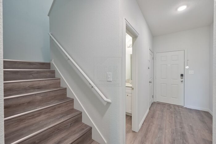 Foto principal - $1475! Stylish 2BR Townhome. Free Application BLACK FRIDAY DEAL Ends 11/29! One month free!