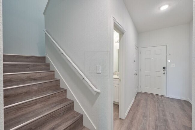 Foto del edificio - $1450! Stylish 2BR Townhome with 15 Minutes from Downtown Fort Worth Stockyards!