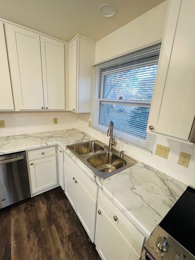 Building Photo - Beautifully Updated Duplex