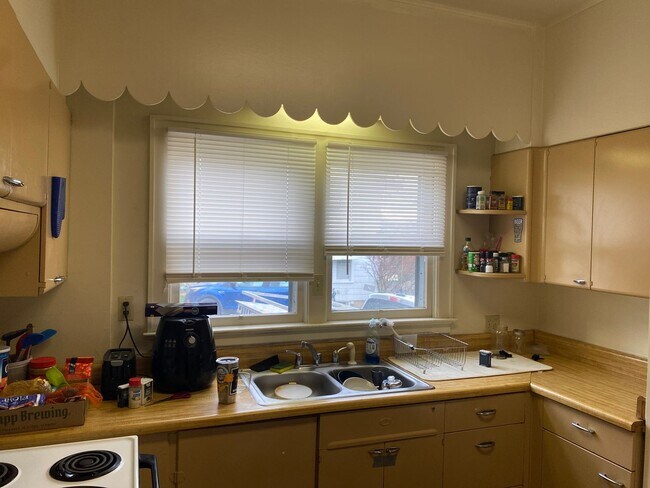 Building Photo - Downtown - 3 Bedroom House - Available 05/...