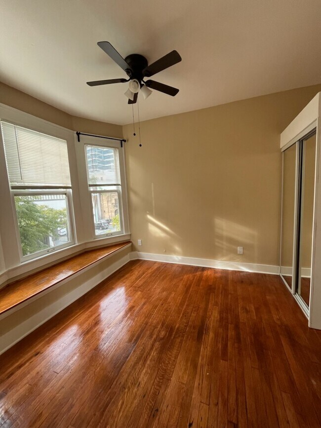 Dormitorio 1 - 420 Ash St