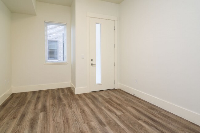 Building Photo - 2739 W Stewart Ave