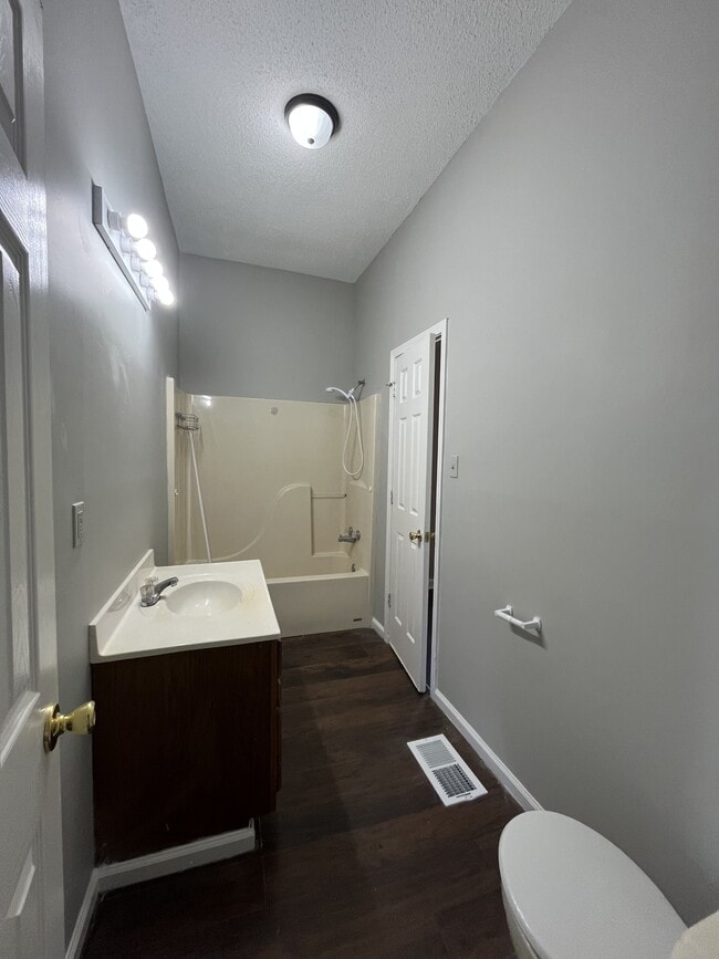 Building Photo - 106 Tuxedo Dr
