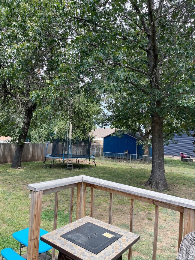 Building Photo - 1121 Woodland Dr