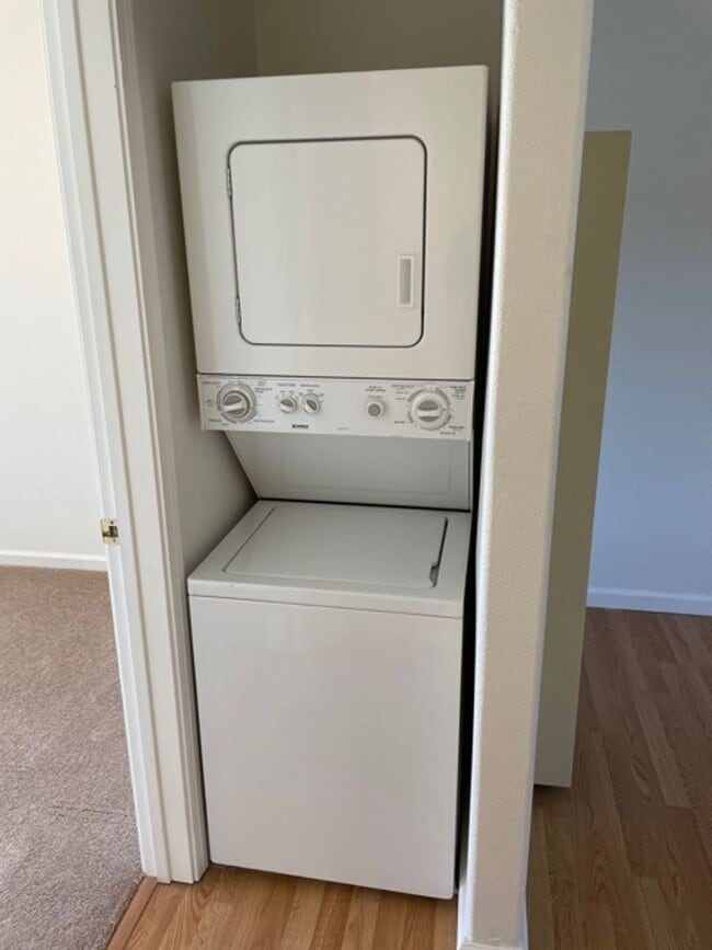 Foto del edificio - 1 Bed/1 Bath Upstairs Apartment in Gated SR Complex.