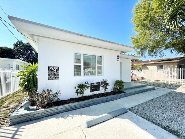 Building Photo - 1132 NE 111th St