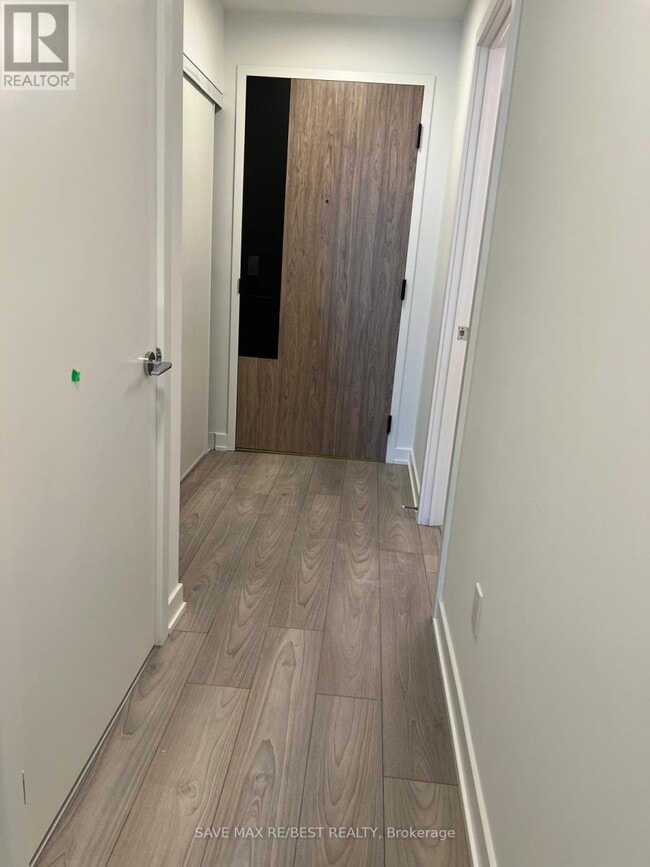 Photo du bâtiment - 1007 The Queensway