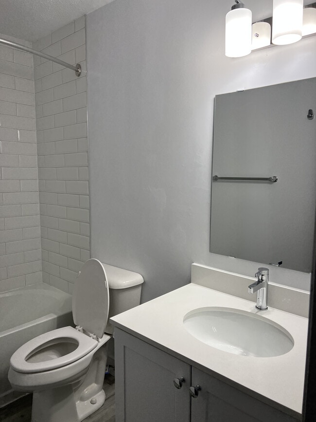 Photo du bâtiment - 240 Water St W