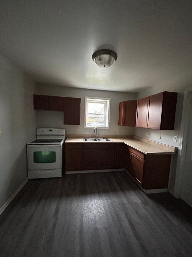 Building Photo - 105 W Emeline St