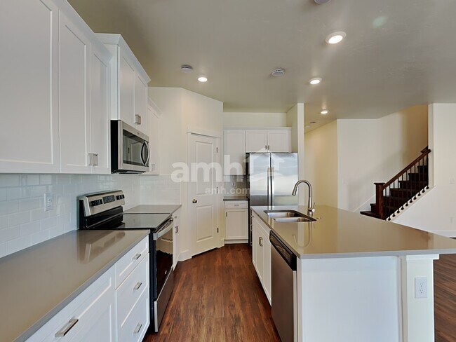Building Photo - 1034 S Jillian Ave