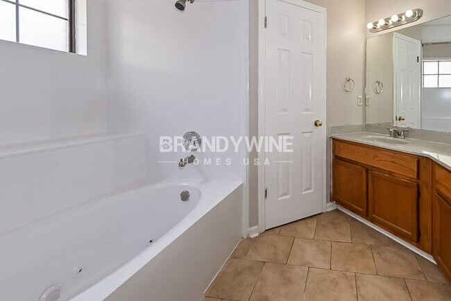 Foto del edificio - *** 1 month FREE RENT!!! ***