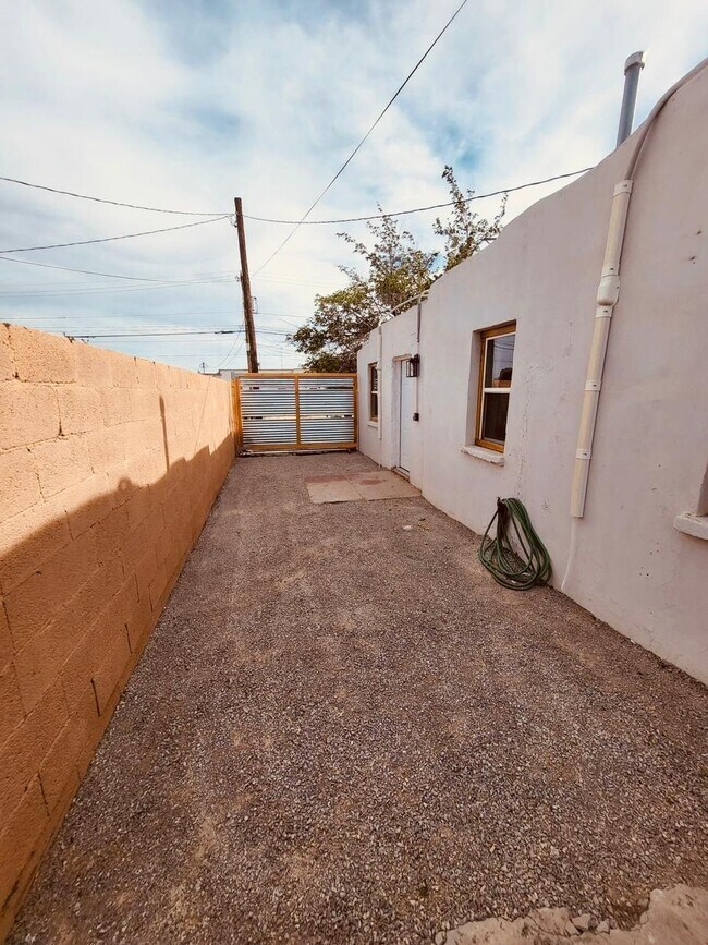 Patio/ Entrance - 3220 E Yandell Dr