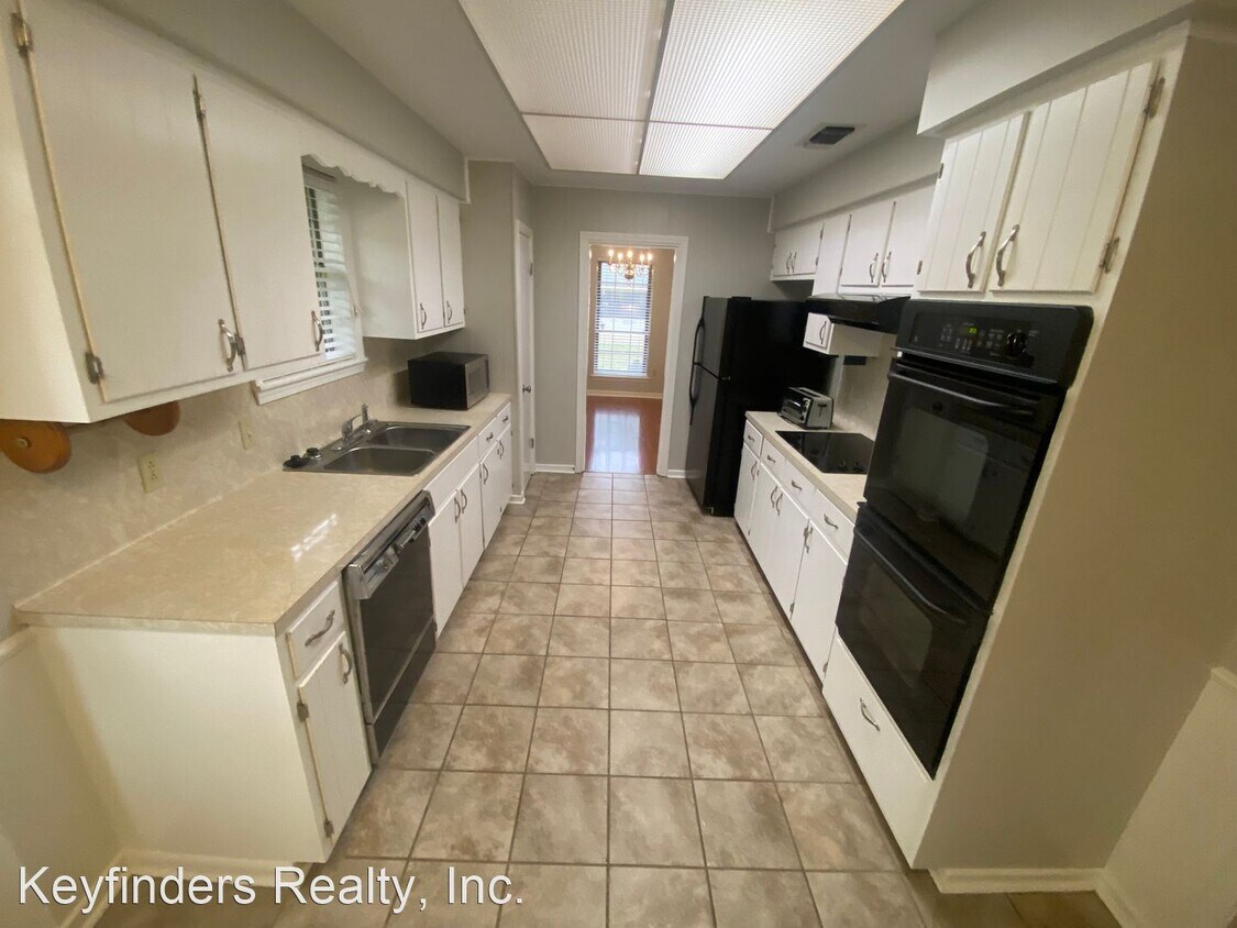 Foto principal - 3 br, 2 bath House - 680 Bromley Dr.