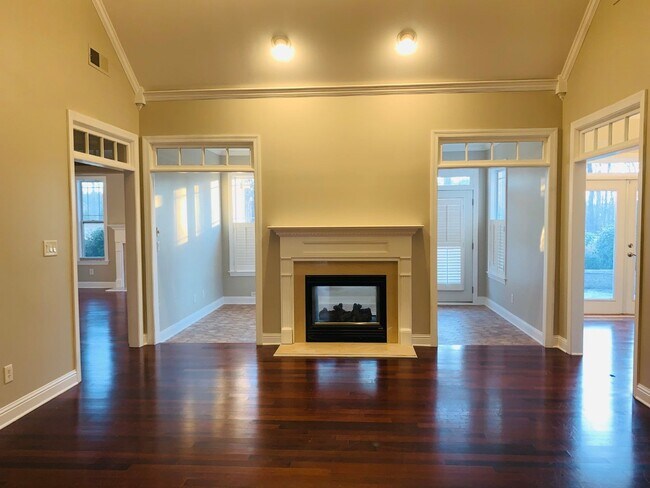 Foto del edificio - Charming 3 bed, 3 full bath home loaded wi...