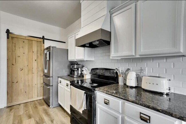 Building Photo - 6715 Plum Springs Ln