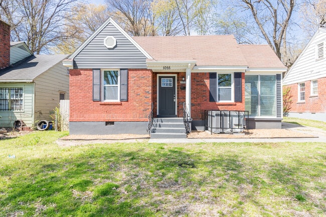 Photo - 1055 University St House