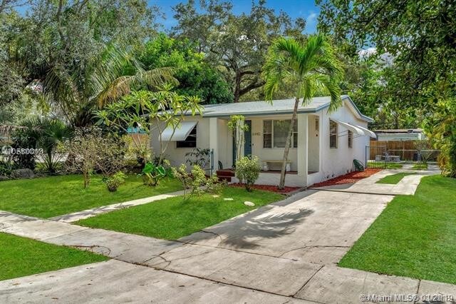 Foto del edificio - 6440 McClellan St