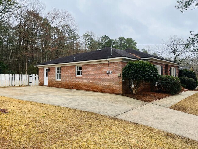 Building Photo - Wow! Renovated 3 bedroom 2 bathroom home i...