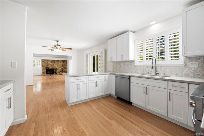 Foto del edificio - 23416 Community St