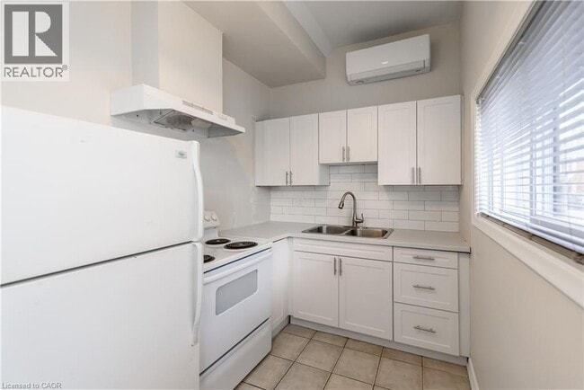 Photo du bâtiment - 3 Cannon St E