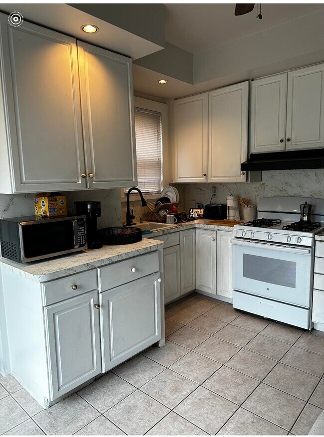 Foto del edificio - 275 Born St