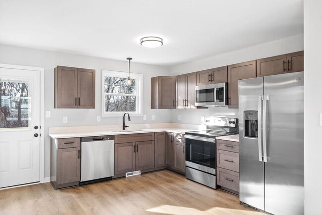 Foto del edificio - 2 Bedroom Pet Friendly Townhomes For Rent!