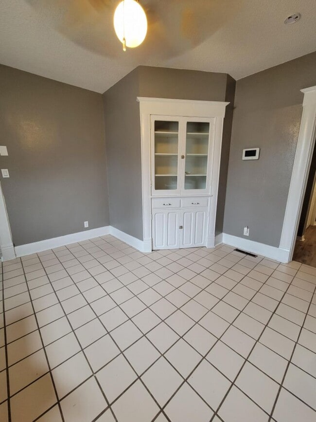 Building Photo - Move-In Ready Downtown + MSU with-in minut...