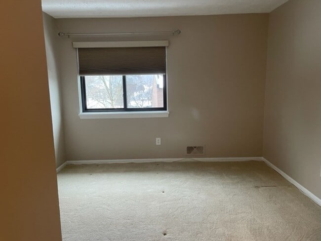 Building Photo - 2 Bedroom Condo - 1.5 Baths, Community Pool, Central AC