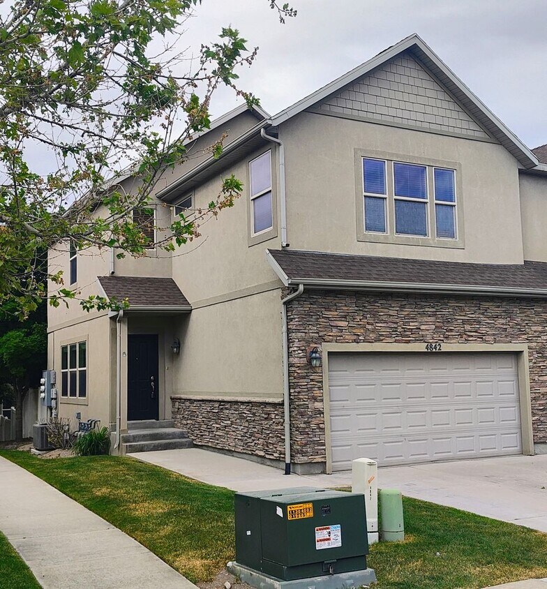 Primary Photo - 3 Bd 3.5 Bath Model Like Townhome in Riverton