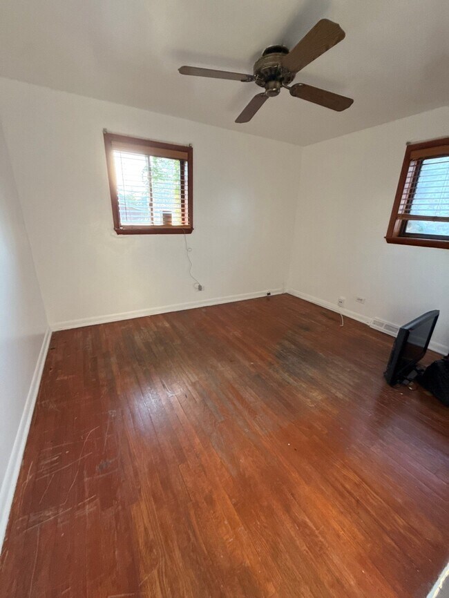 Building Photo - 9318 S Lowe Ave