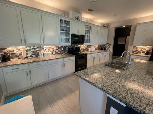 Building Photo - Beautiful 5 bedroom single family home in ...