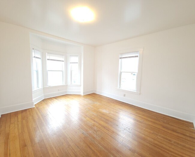 Foto del edificio - Renovated 3 Bed / 2 Bath in Allston | In-Unit Laundry | 9/1