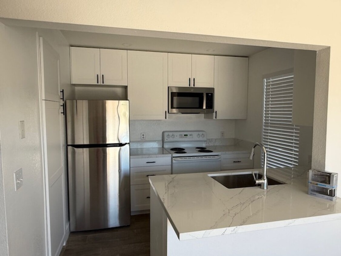 Foto principal - Condo in Gated Palm Lake