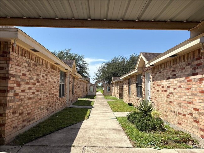 Building Photo - 25 West Dr