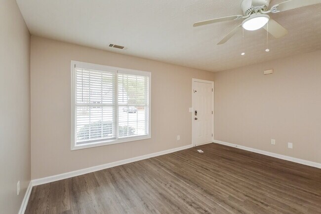 Foto del edificio - 8224 Sterling Ln