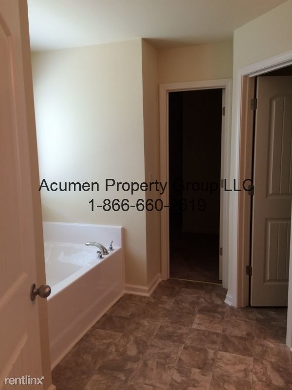 Building Photo - 4 br, 2.5 bath House - 976 Donington Cir