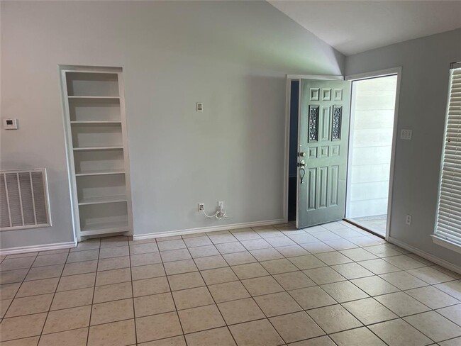 Foto del edificio - 606 Springwood Dr