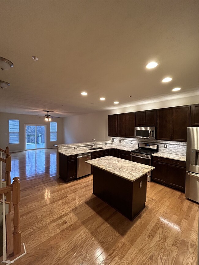 Foto del edificio - 4 br, 3.5 bath Townhome - 120 Robert Street