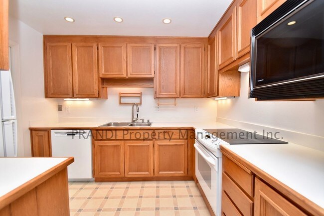 Building Photo - 57 Eucalyptus Knoll St