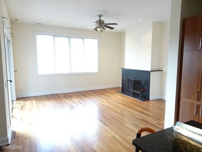 Building Photo - 1356 W Augusta Blvd
