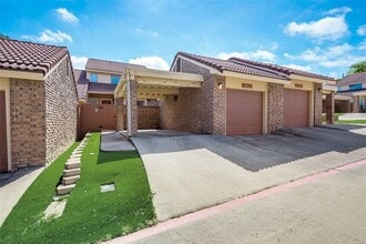 Building Photo - 2652 Entrada Blvd