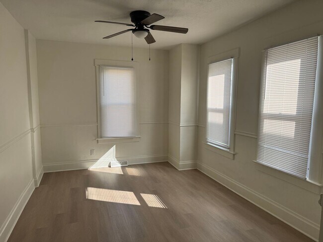 Building Photo - 2 Bedroom, 1 Bath Single Family Home - Sou...