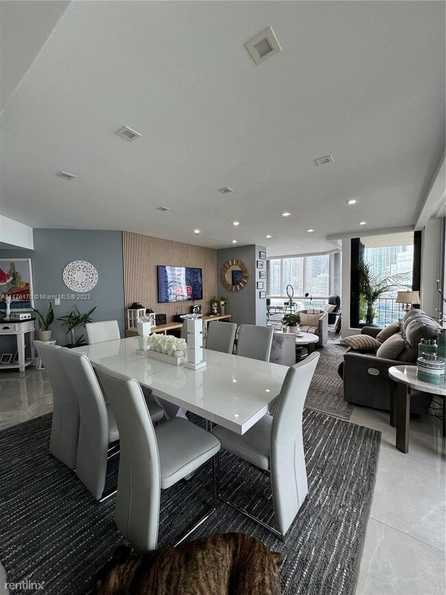 Building Photo - 3 br, 3 bath Condo - 520 Brickell Key Dr A...