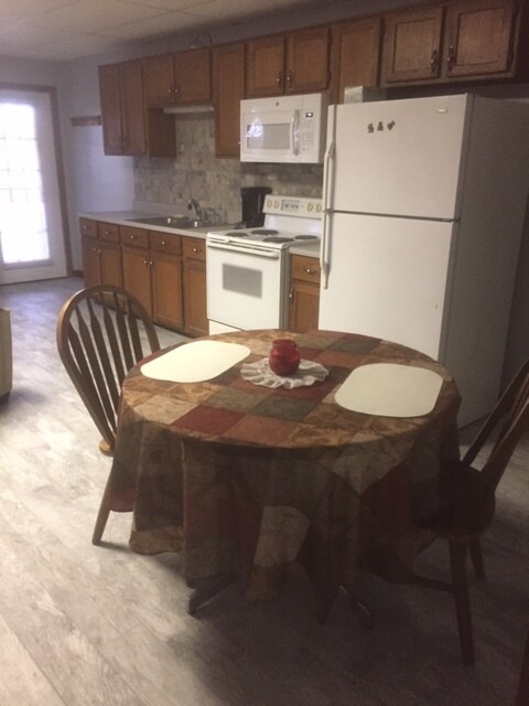 Kitchen area - 625 Pointe Wildwood Dr