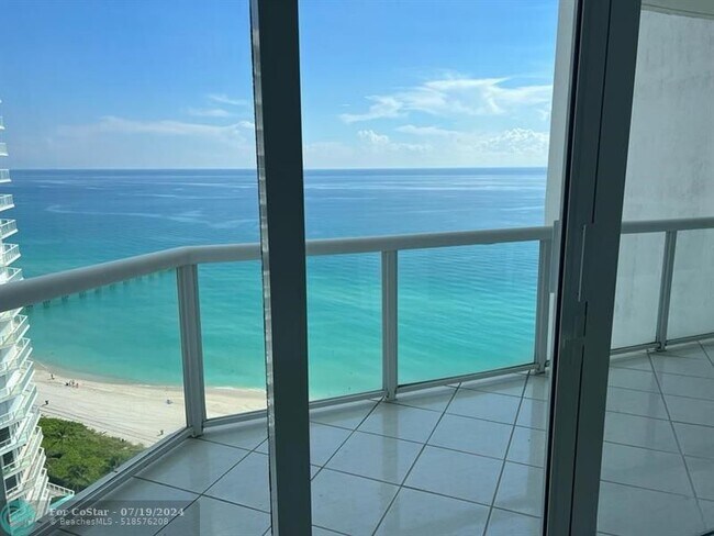 Foto del edificio - 16425 Collins Ave