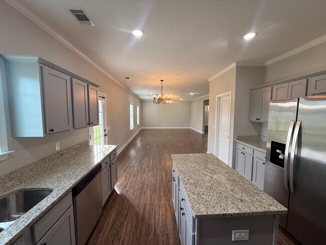 Building Photo - 117 White Oak Dr NE