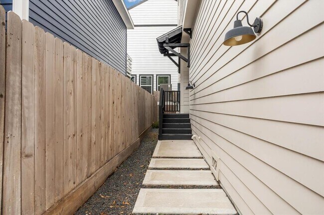 Building Photo - 1405 W 23rd St