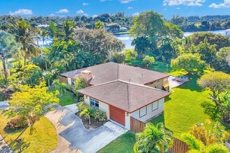 Building Photo - 916 Roberts Rd