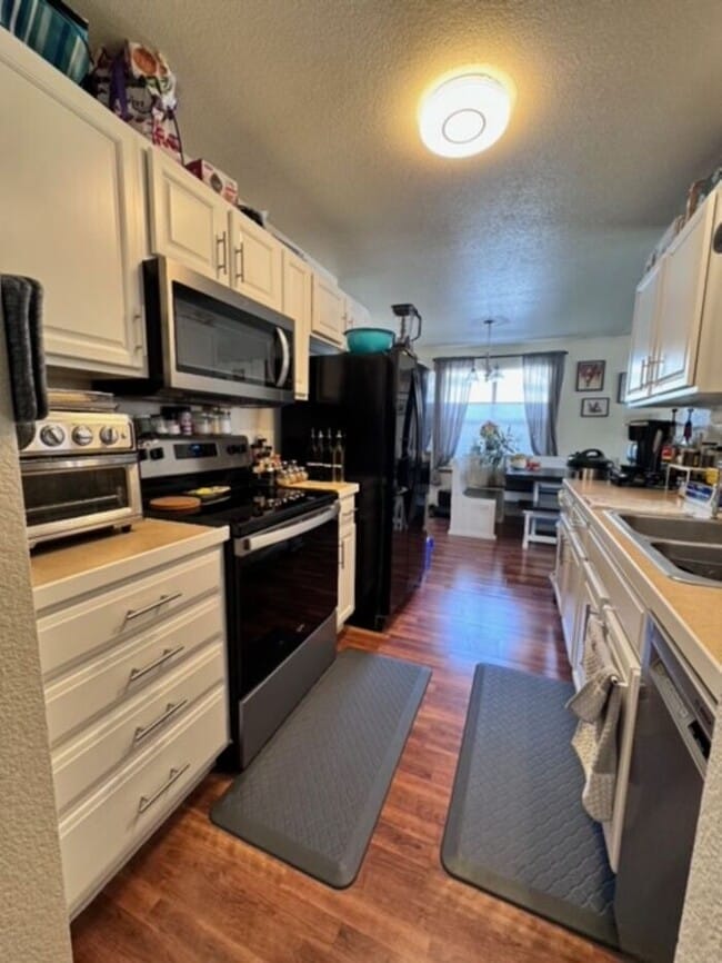 Building Photo - Great Home with Large Back Yard